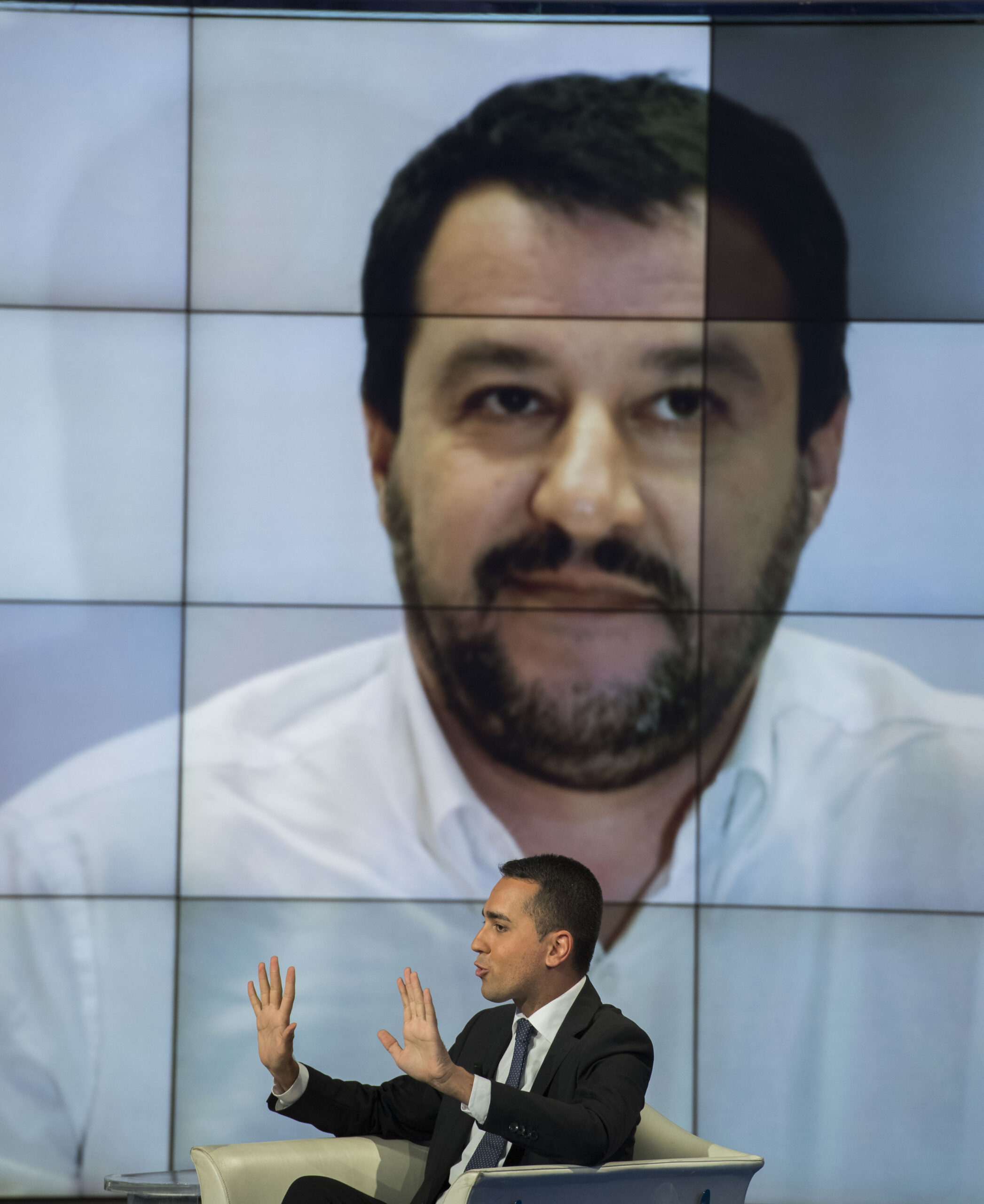 Salvini e Di Maio spiegano al Cav e al Pd che il 900 è finito