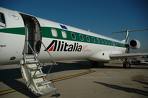 Alitalia sospesa in Borsa, lavoratori in fiamme