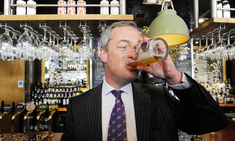 Chi è Nigel Farage, il leader (grillino) della politica britannica