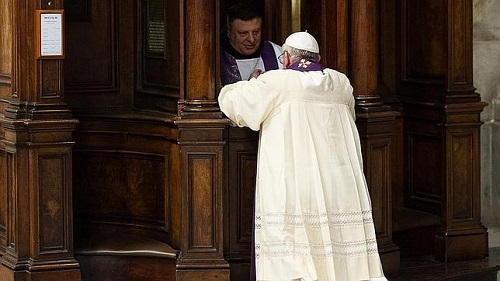 Così Papa Francesco si è confessato in ginocchio nella Basilica di San Pietro