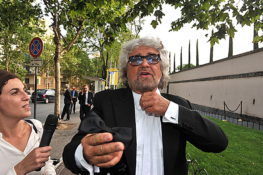 Ecco come Beppe Grillo strizza l’occhio a Donald Trump