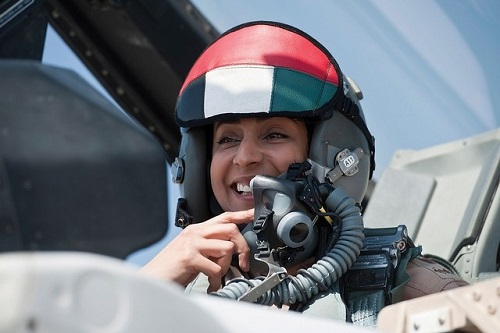 Chi è Mariam Al Mansouri, la prima donna pilota dell’Uae che ha attaccato l’Isis