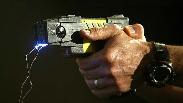 La pistola elettrica Taser arriva anche in Italia, come funziona e in quali  Stati si usa 