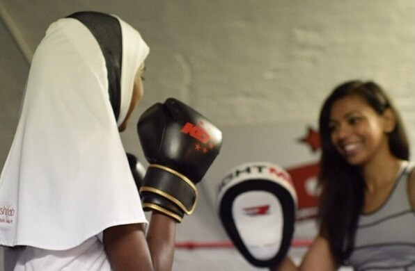 Chi è Ruqsana Begum, la campionessa di kickboxing che insegna alle musulmane a combattere con lo hijab