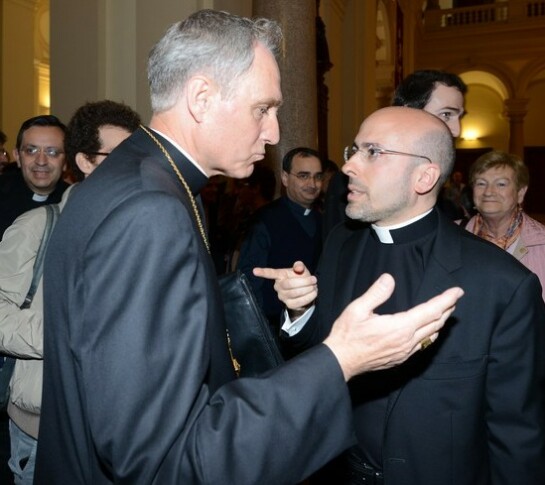 Georg Gänswein e Roberto Regoli