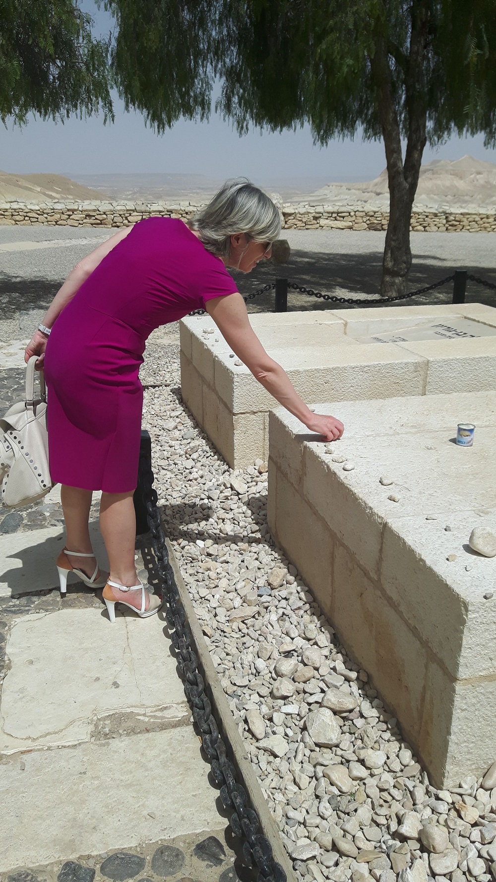 Stefania Giannini sulla tomba di David Ben Gurion