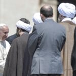 Papa Francesco con un gruppo di ayatollah irahceni