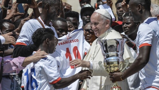 chiesa, Papa Francesco con un gruppo di immigrati della diocesi di Siena