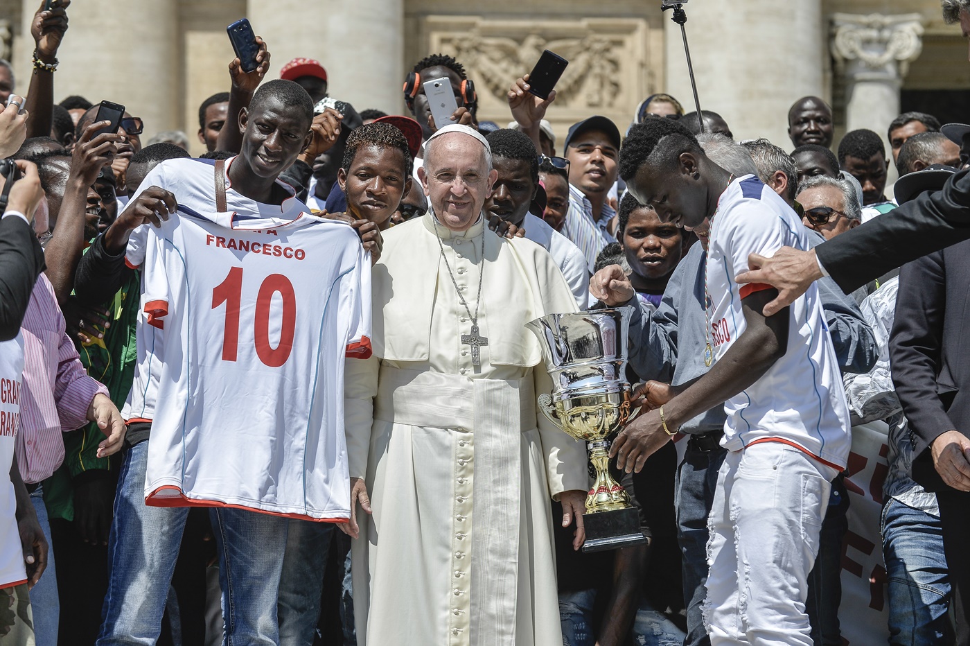 Papa Francesco con un gruppo di immigrati della diocesi di Siena