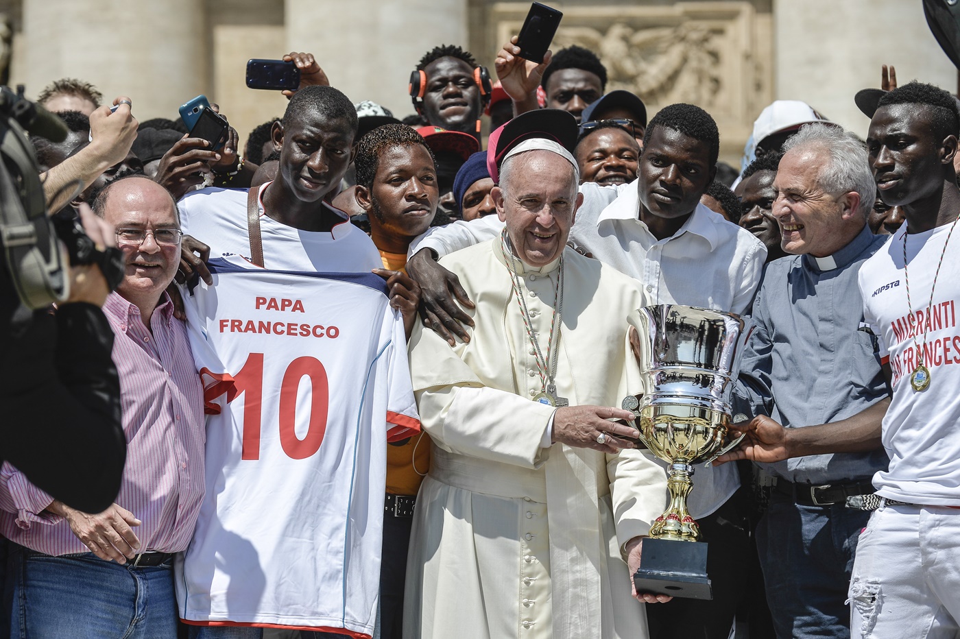 Papa Francesco con un gruppo di immigrati della diocesi di Siena