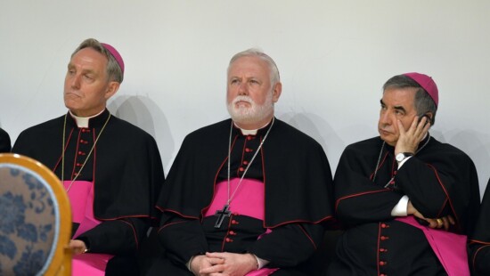 Georg Gaenswein, Paul Richard Gallagher e Monsignor Giovanni Angelo Becciu
