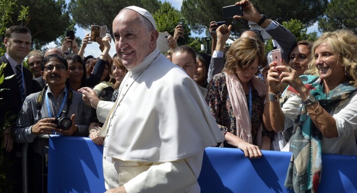 Papa Francesco, le leadership simpatiche e tic dei politicamente corretti
