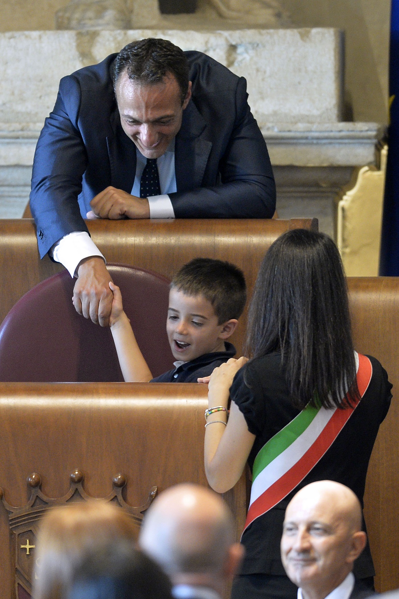 Virginia Raggi col figlio Matteo e Marcello De Vito
