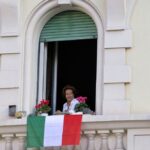 Una cittadina romana espone la bandiera italiana in onore di Carlo Azeglio Ciampi