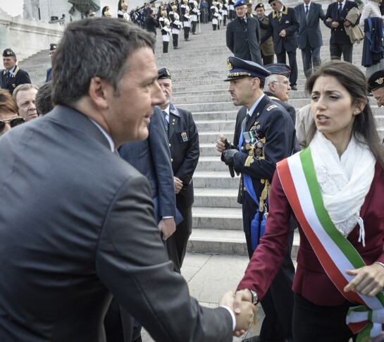 Virginia Raggi con Matteo Renzi alla festa delle Forze Armate