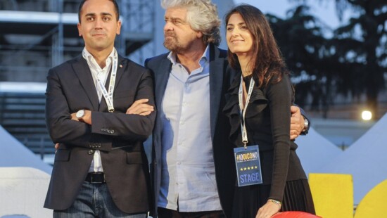Virginia Raggi con Beppe Grillo e Luigi Di Maio alla manifestazione M5S per il No al referendum
