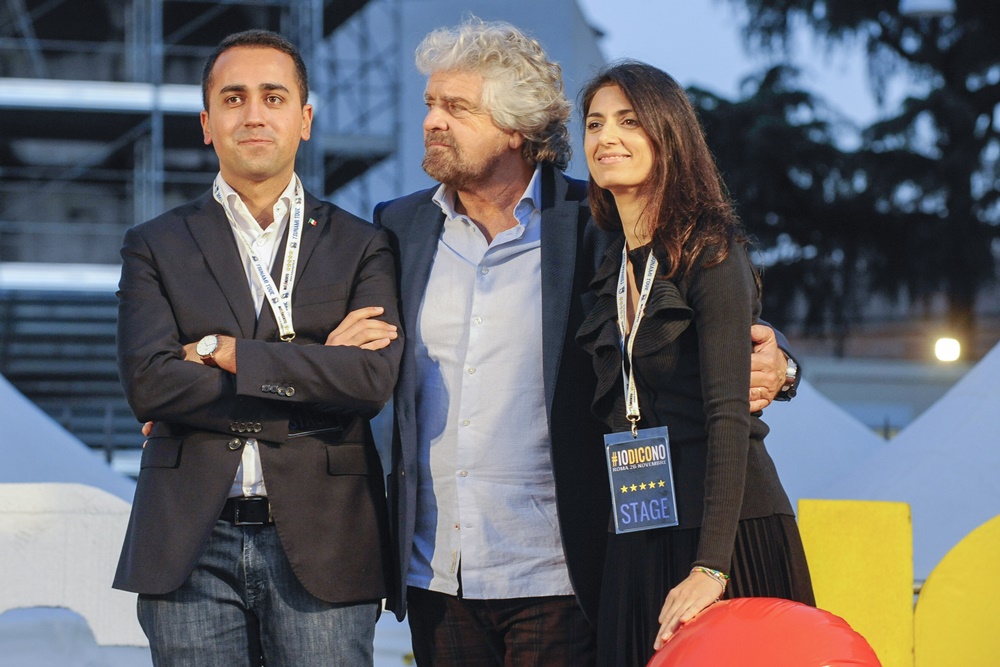 Virginia Raggi con Beppe Grillo e Luigi Di Maio alla manifestazione M5S per il No al referendum