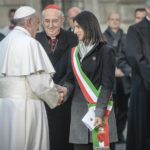 Virginia Raggi con Papa Francesco alla celebrazione dell'Immacolata Concezione
