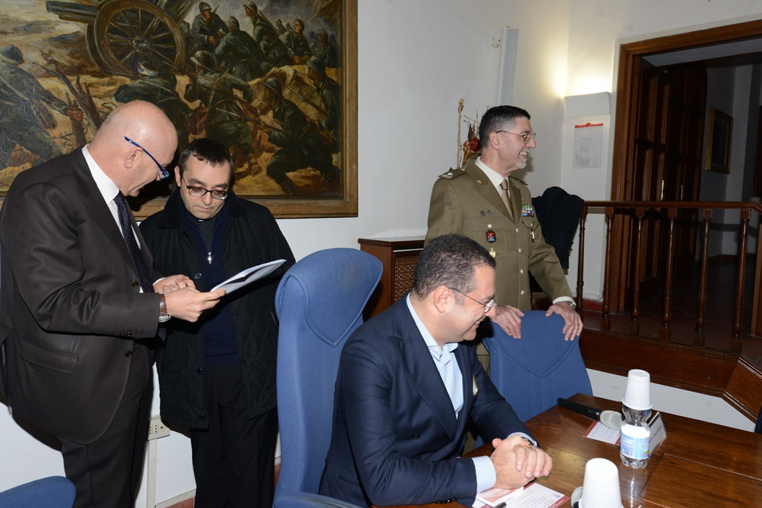Gioacchino Alfano, Paolo Messa e e il Brigadiere Generale Lorenzo Gadaleta alla presentazione del libro di Monsignor Leuzzi