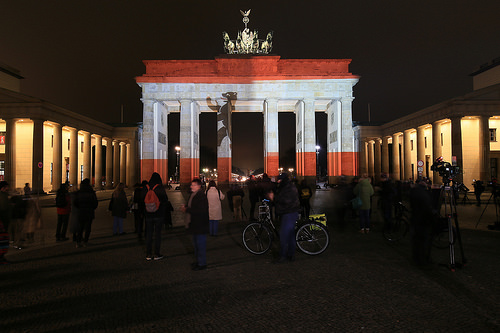 Porta di Brandeburgo, il giorno della veglia per le vittime dell'attentato terroristico a Breitschneidplatz