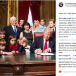 Mike Pence, Donald Trump, la famiglia e la squadra di governo - Instagram