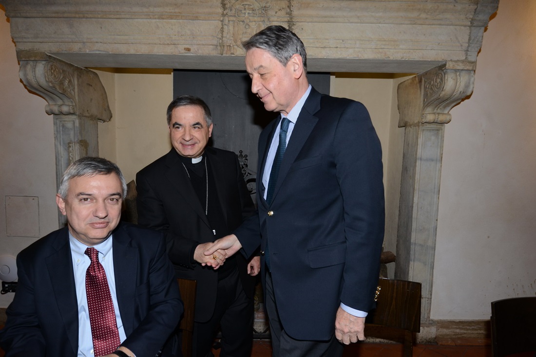 Monsignor Angelo Becciu e l'ambasciatore russo pressa la Santa Sede Alexander Avdeev