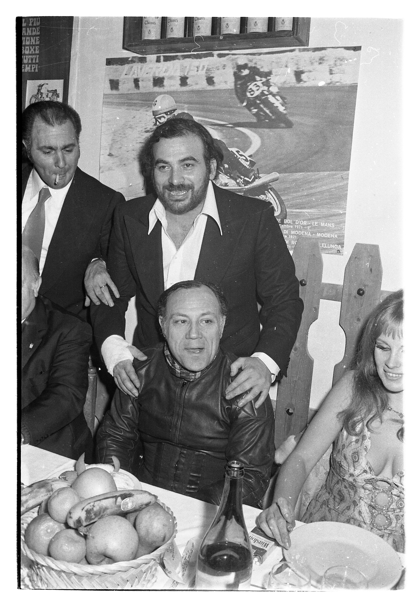 Claudio Villa e Maurizio Arena in un ristorante di Ostia, 1970