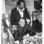 Claudio Villa e Maurizio Arena in un ristorante di Ostia nel 1970