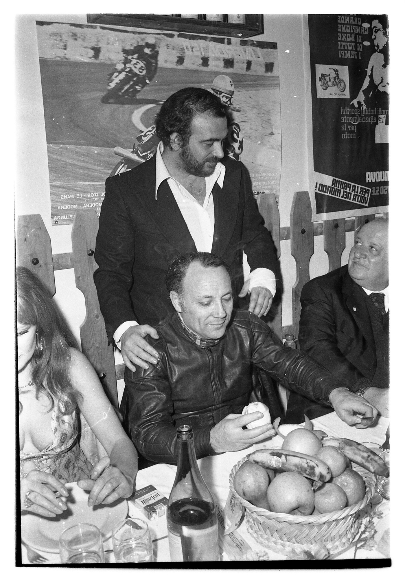 Claudio Villa e Maurizio Arena in un ristorante di Ostia nel 1970