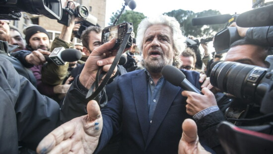 difesa Beppe Grillo esce dall'Hotel Forum