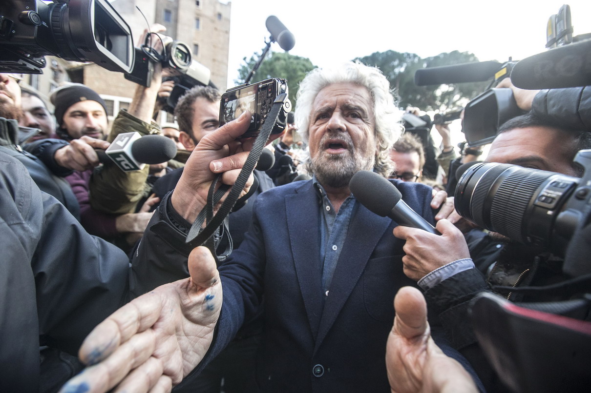 difesa Beppe Grillo esce dall'Hotel Forum