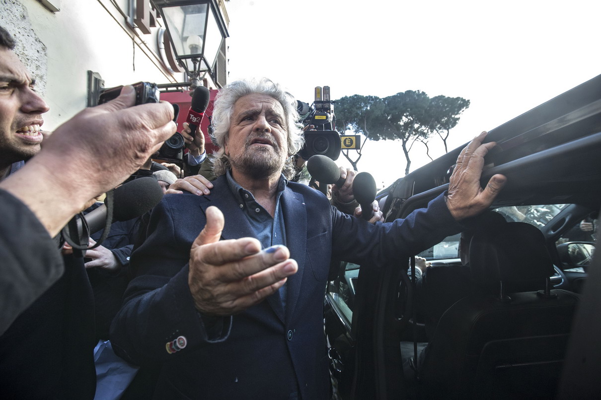 Beppe Grillo esce dall'Hotel Forum