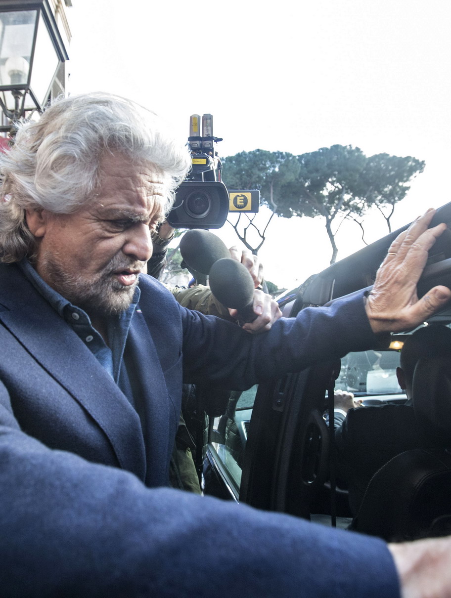 Beppe Grillo esce dall'Hotel Forum