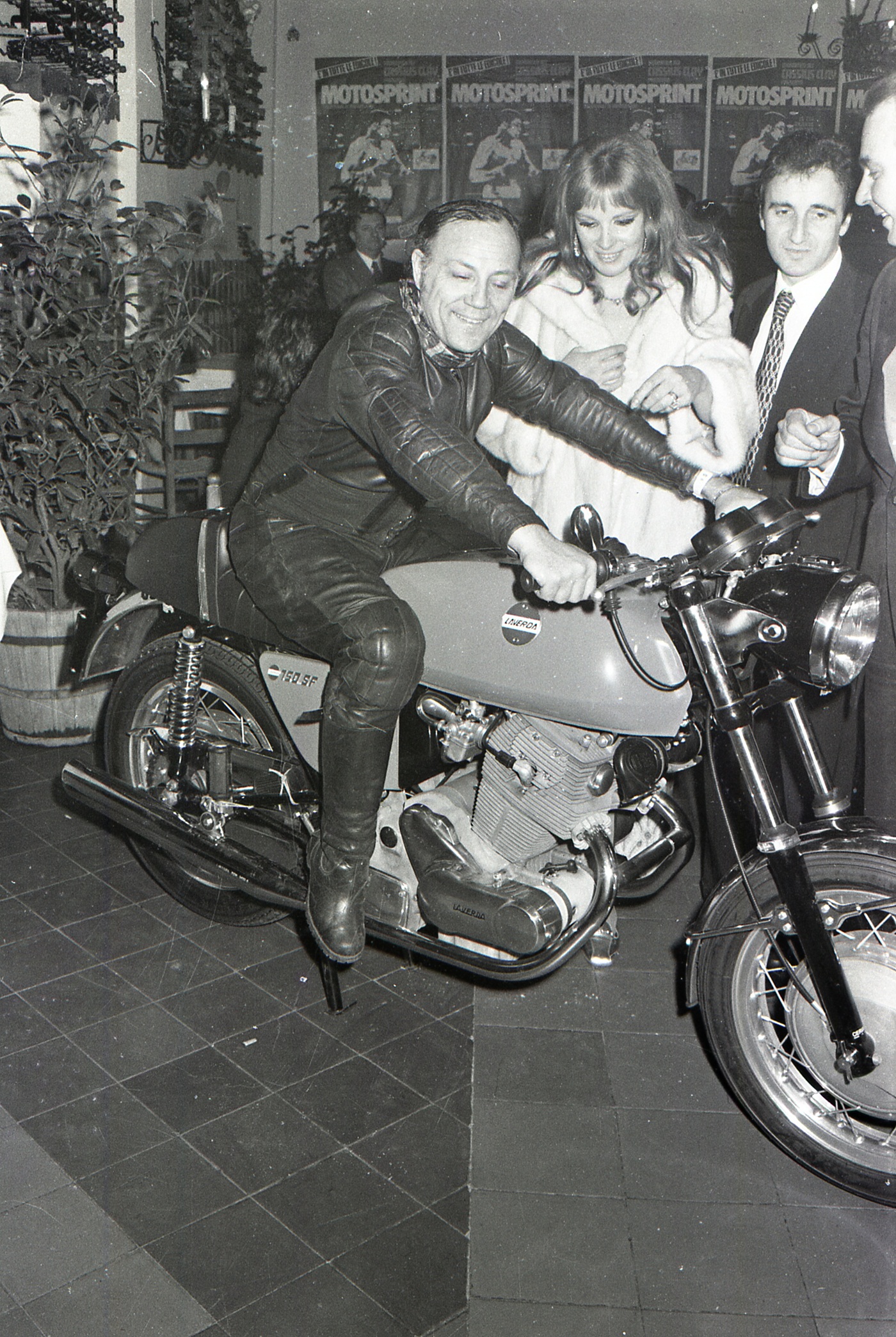 Claudio Villa in moto con Antonella Lualdi, 1972