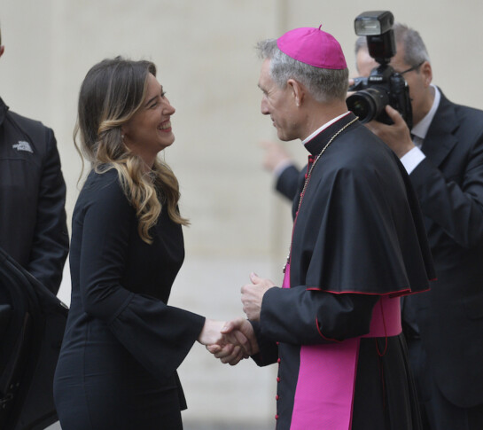 Padre Georg Gänsewein e Maria Elena Boschi