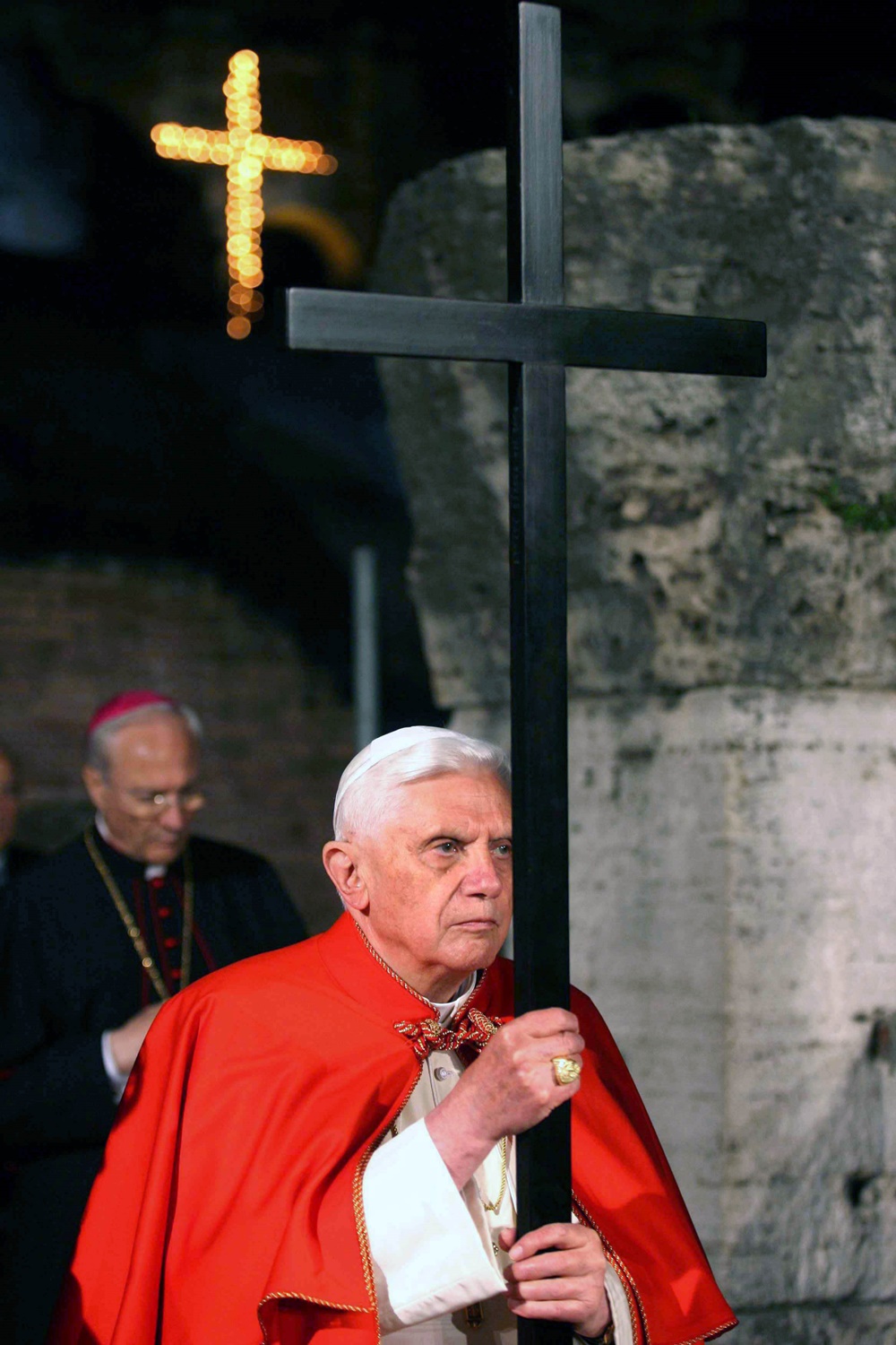 Benedetto XVI alla Via Crucis (2006)