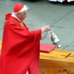 Joseph Ratzinger ai funerali di Giovanni Paolo II (2005)