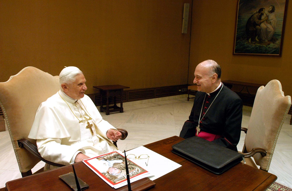 Benedetto XVI e Angelo Comastri (2005)