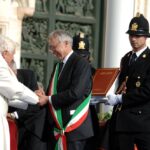 Benedetto XVI con Giuliano Pisapia durante la visita a Milano (2012)