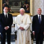 Benedetto XVI riceve in visita Silvio Berlusconi e Gianni Letta (2005)