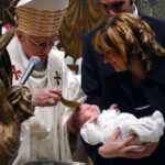 Benedetto XVI alla giornata dei battesimi (2005)