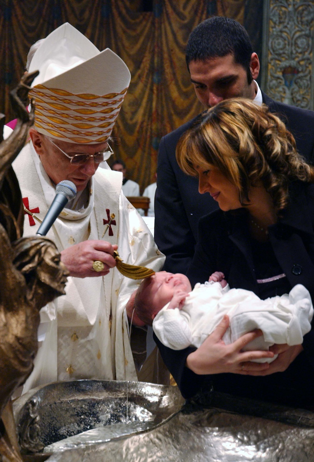 Benedetto XVI alla giornata dei battesimi (2005)