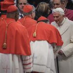 Joseph Ratzinger salutato dai cardinali durante il Concistoro del 2015