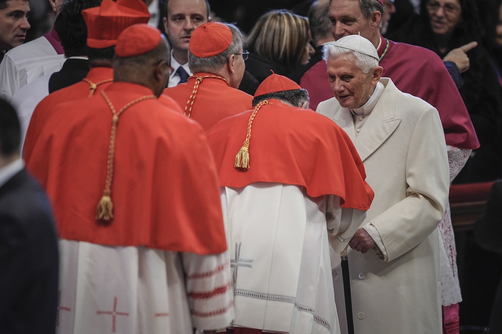 Joseph Ratzinger salutato dai cardinali durante il Concistoro del 2015