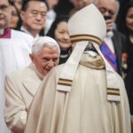 Il saluto tra Papa Francesco e Joseph Ratzinger (2015)