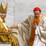 Benedetto XVI e Carlo Caffarra durante il Concistoro del 2006