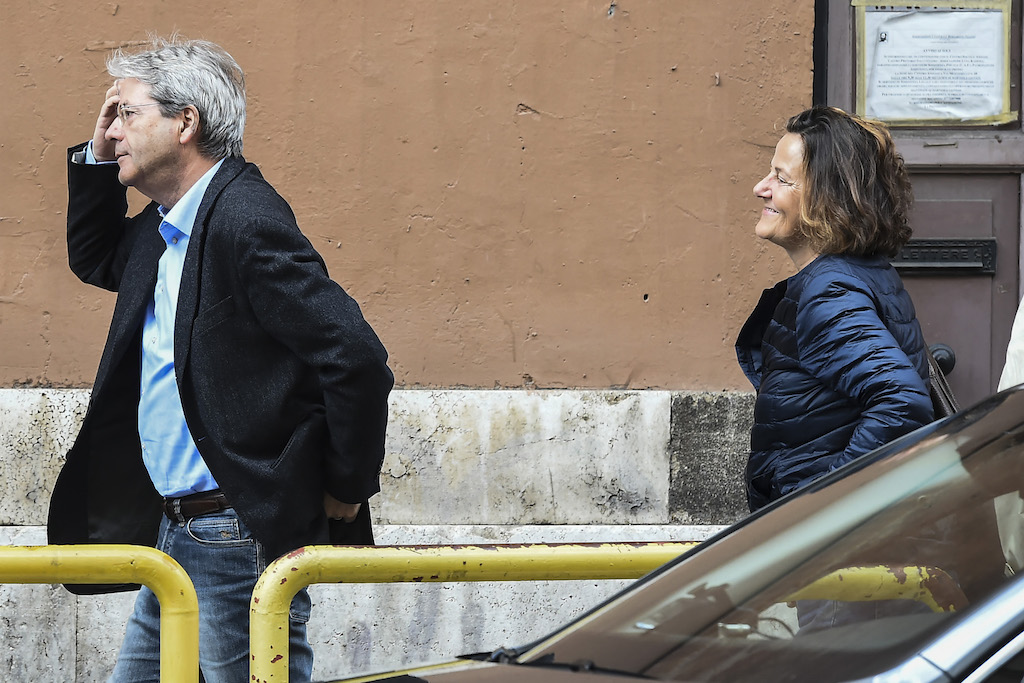 Paolo Gentiloni insieme a sua moglie Emanuela Mauro