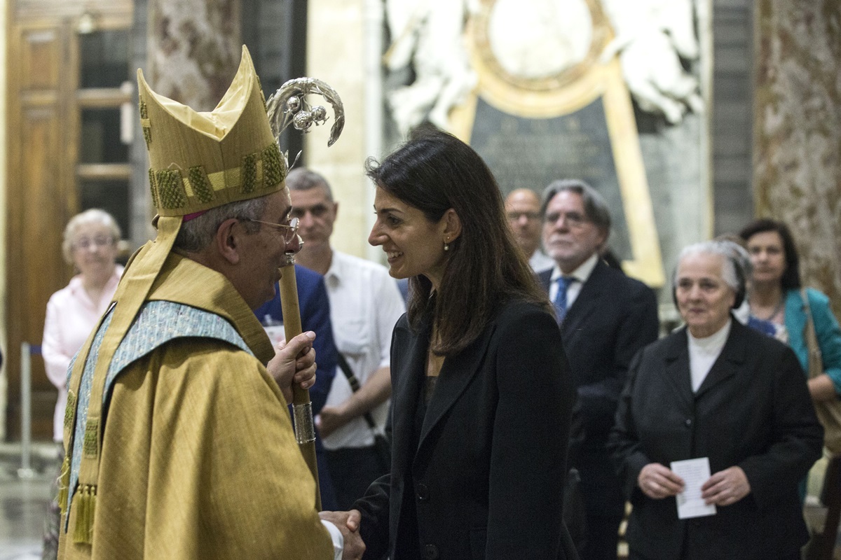 Monsignor De Donatis e Virginia Raggi