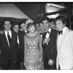 Gina Lollobrigida con i camerieri del Jakie O (Roma, 1979)