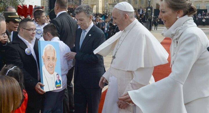 Così Papa Francesco aggiorna il programma del pontificato e bacchetta la “casta clericale”